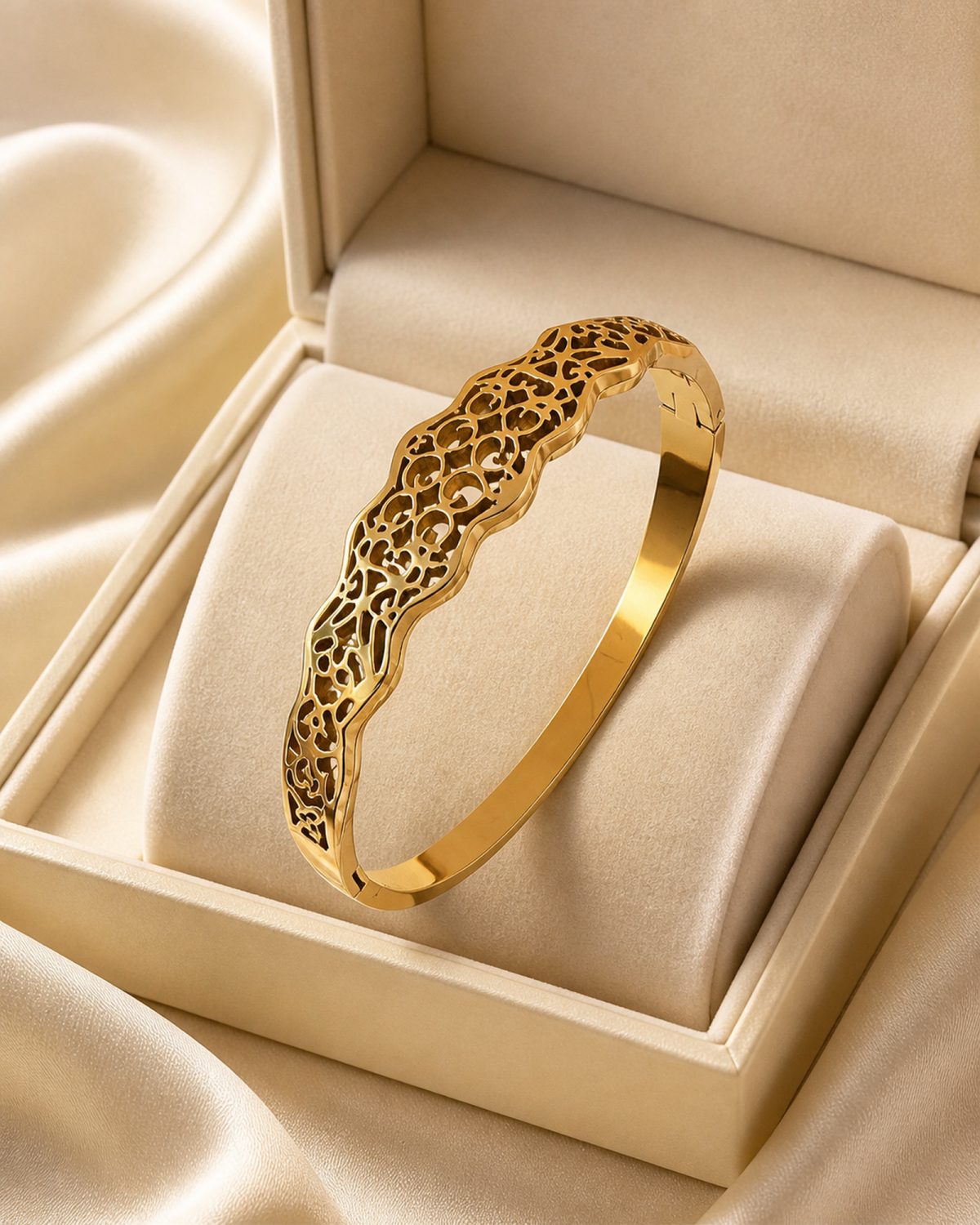 Aurelia Scalloped Floral Filigree Gold Bangle